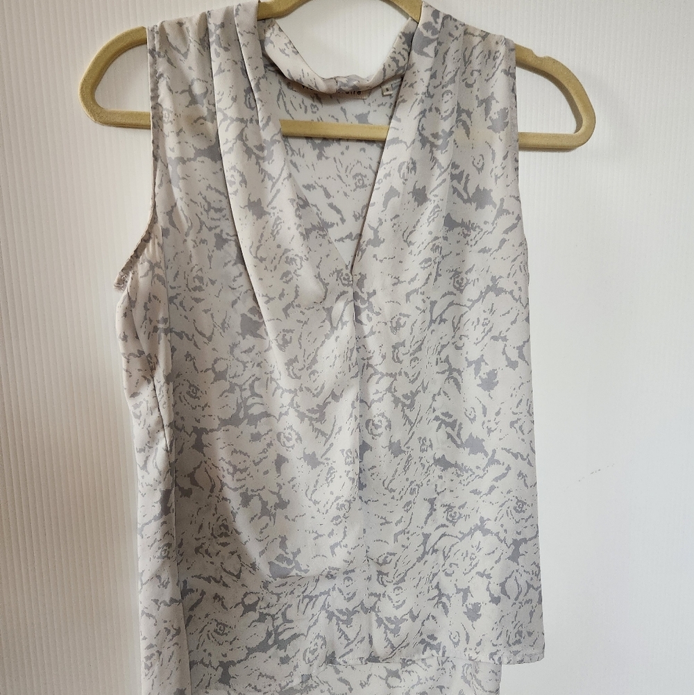 Violet & Claire Gray Patterned Sleeveless Blouse, Size Small